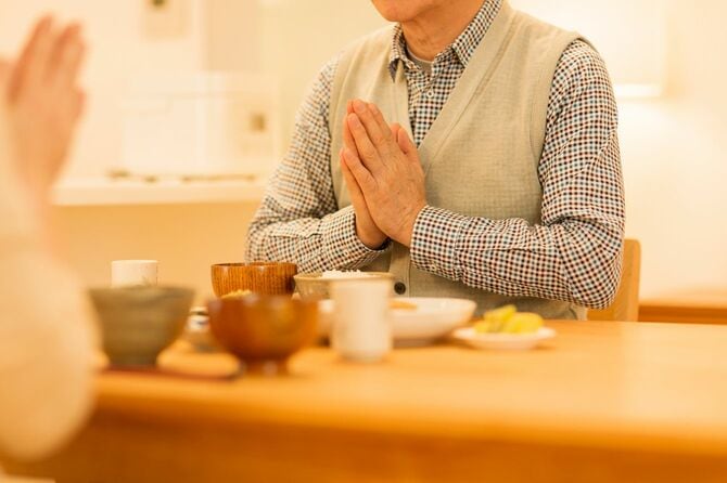 ご飯を食べるシニアカップル