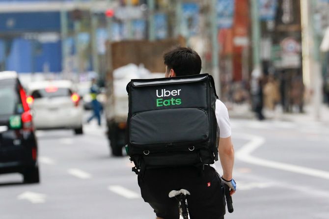 Uber Eatsのバッグを背負い配達中