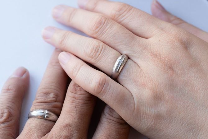 結婚指輪をはめている男女の手