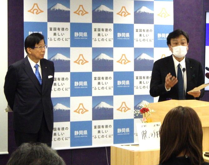 「部分開業」が県の公式見解だと説明する渡邉参事（静岡県庁）