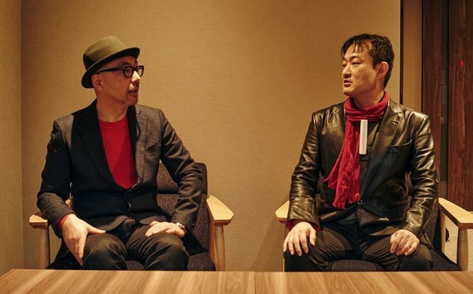 インフォバーン共同創業者・代表取締役CVOの小林弘人氏(左)とIT批評家、実業家の尾原和啓氏