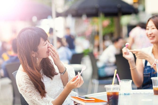 カフェで楽しむ二人の女性