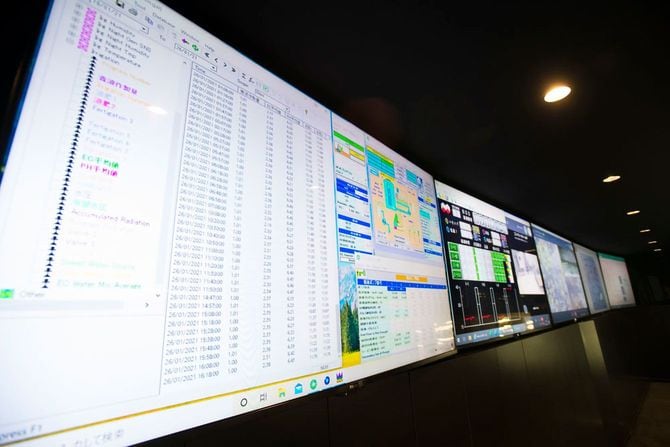 ブロッコリー スーパースプラウトファクトリー内にある、栽培コントロールルーム（山梨県北杜市）。すべての栽培装置や施設内の環境を管理、栽培状況をリアルタイムでモニタリングできる中央制御システムだ。