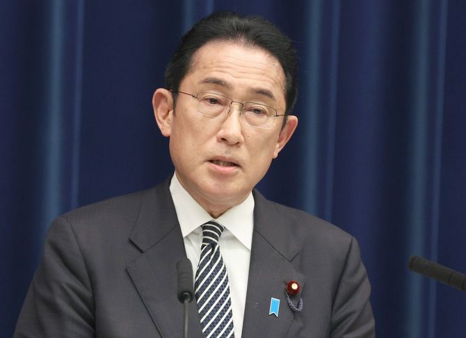 記者の質問に答える岸田文雄首相=2022年4月26日午後、首相官邸