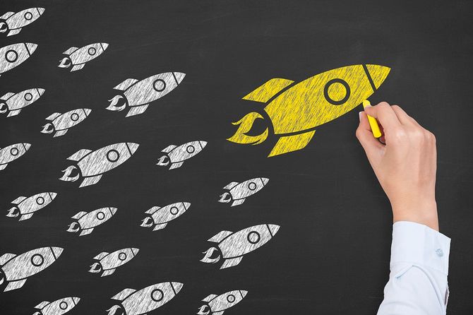 黒板にロケットの絵