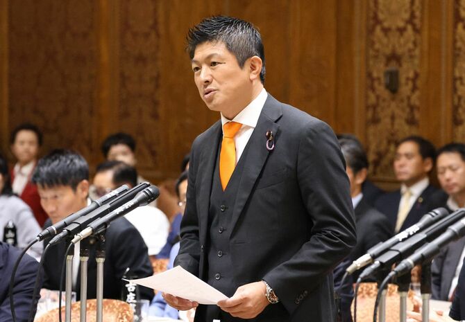 参院予算委員会で質問に立つ参政党の神谷宗幣代表=2025年8月5日
