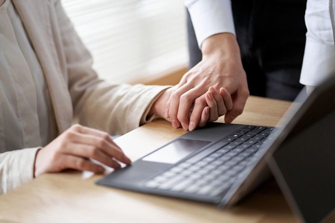 オフィスで目を盗んで恋愛