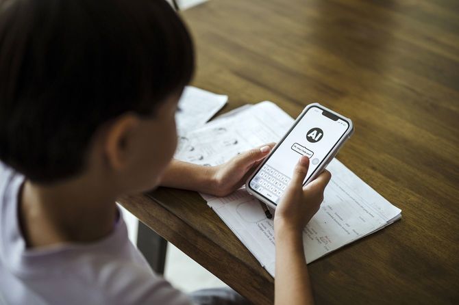 子どもがスマートフォンでAIアプリを起動中