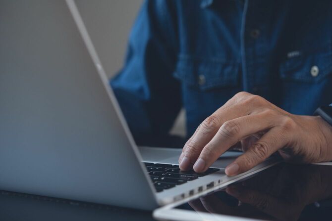 ラップトップで作業をする男性