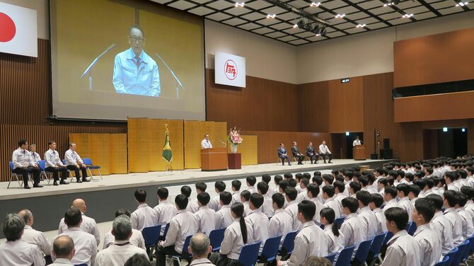 あいさつするトヨタ会長 トヨタ訓練校で卒業式