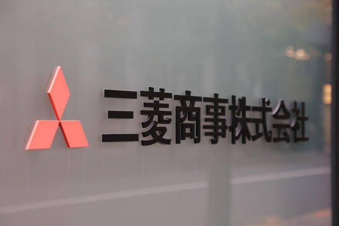三菱商事株式会社の看板。＝2022年11月30日、東京都