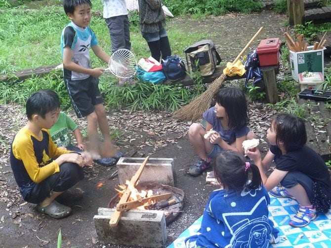 冒険遊び場で遊ぶ子どもたち