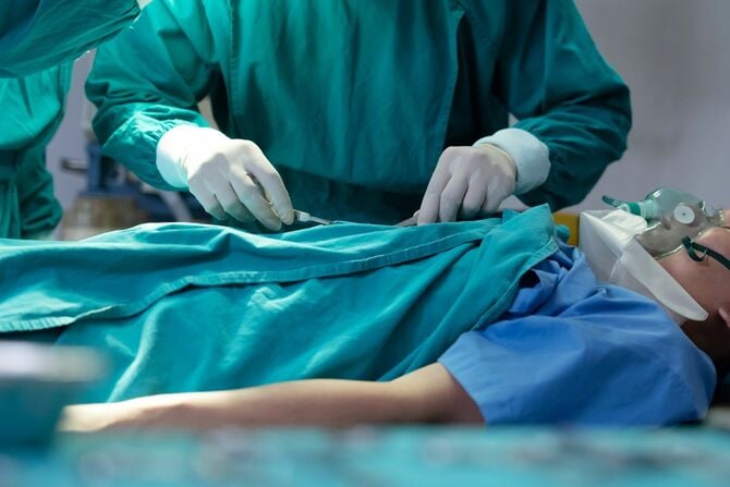 病院の手術室で手術を行う手術チーム