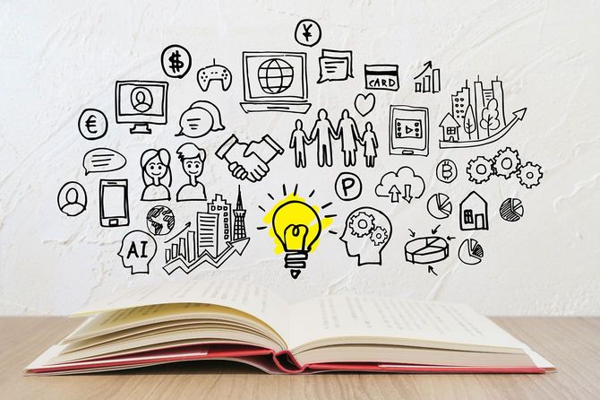 開いた本の上にさまざまなアイデアや知識が浮かぶ様子