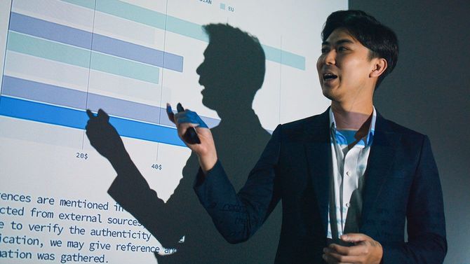 プレゼンをするビジネスマン