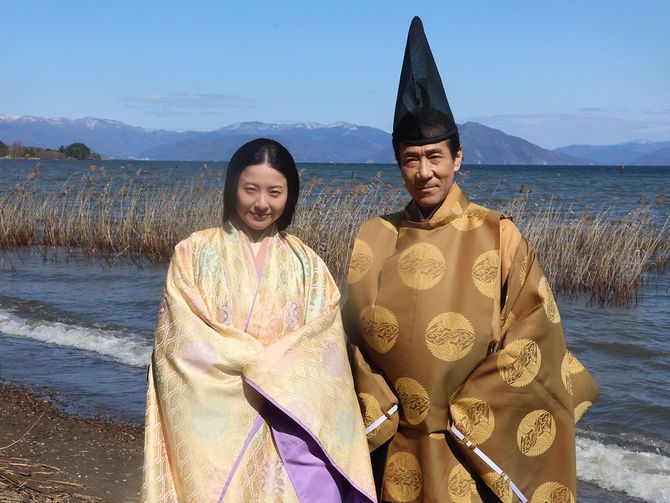 紫式部を演じる吉高由里子さん(左)と紫式部の父、為時を演じる岸谷五朗さん=2024年3月7日、滋賀県高島市