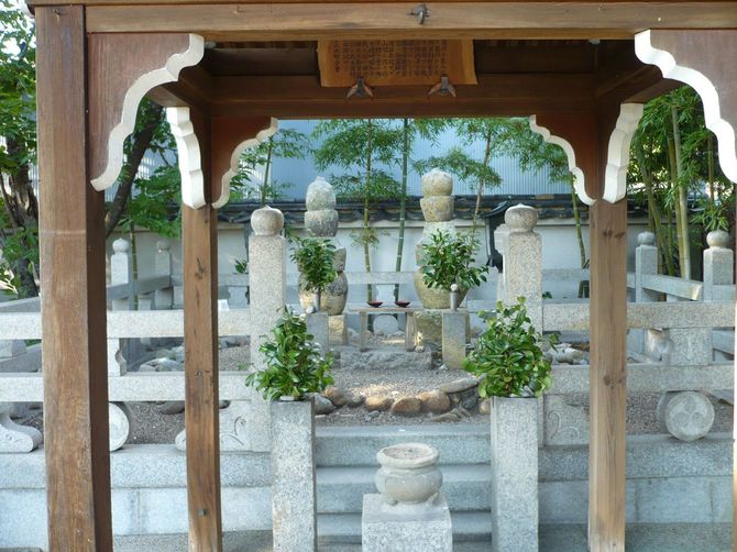 雲龍寺にある別所長治とその妻・照子（照子夫人）の首塚