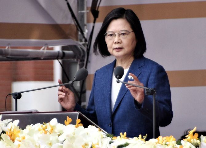 2021年10月10日、台北の総統府前で、辛亥革命を記念する「双十節」の式典に出席し、演説する台湾の蔡英文総統