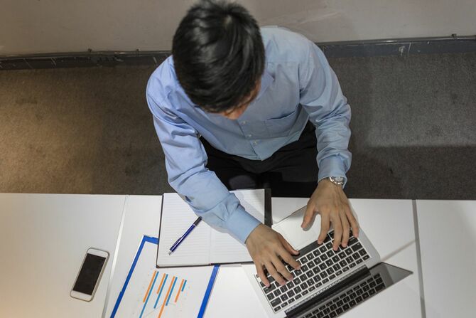 パソコンのキーボードを打つ男性