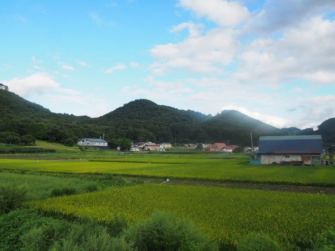 工場は山間の村にある
