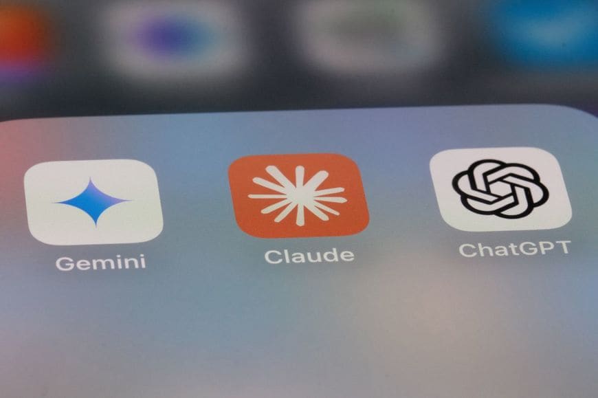 画面上のClaude、Gemini、ChatGPTのAIアプリのアイコン