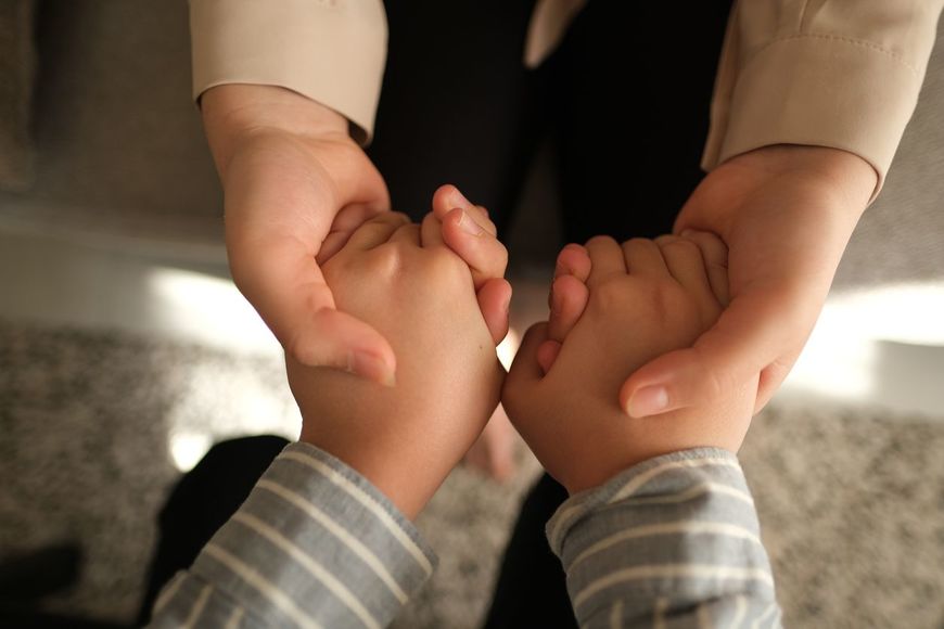 手を握る親子
