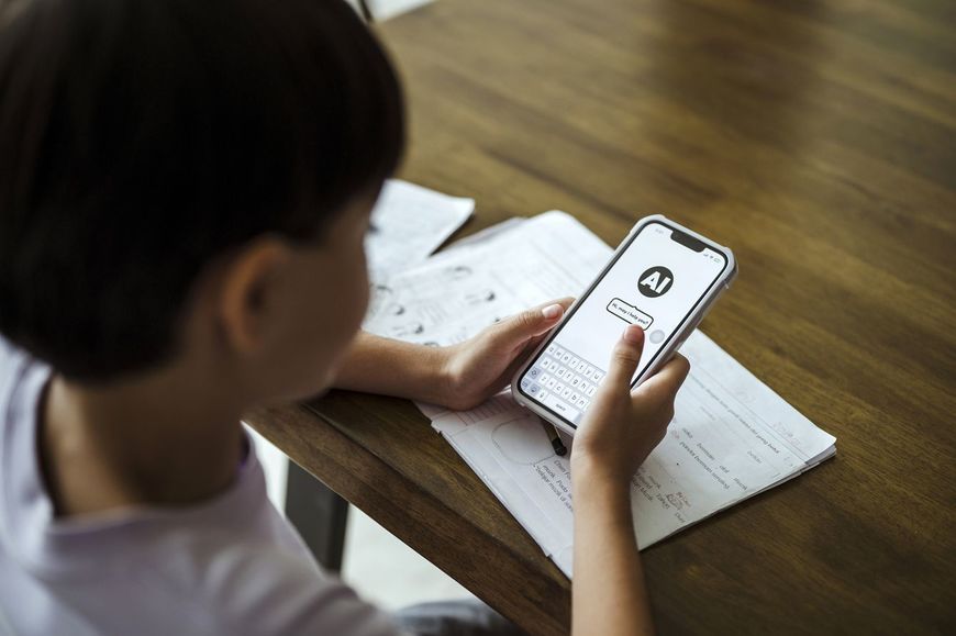 子どもがスマートフォンでAIアプリを起動中