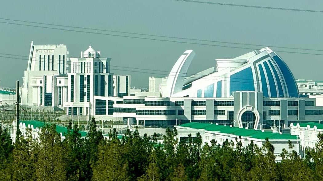 43mの前大統領像､街中に監視カメラ…｢中央アジアの北朝鮮｣が5200億円で造った"きれいな廃墟"の正体
