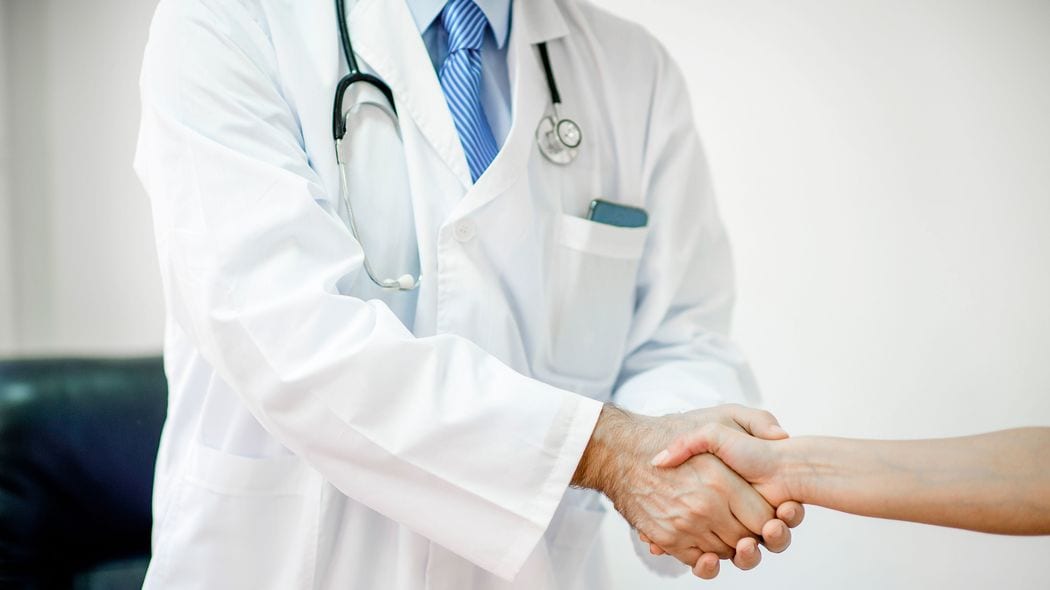 ｢名門中高一貫校に入学→勉強をさぼる→成績低迷｣そんな中学生を"医師"に導いた｢実家の居間での出来事｣ やりたいことが見つからない子に贈る"魔法の質問"