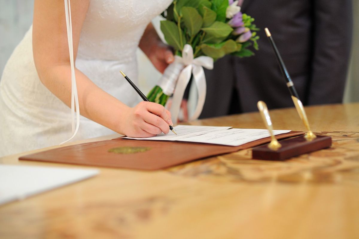 結婚式で署名をする新婦の手元