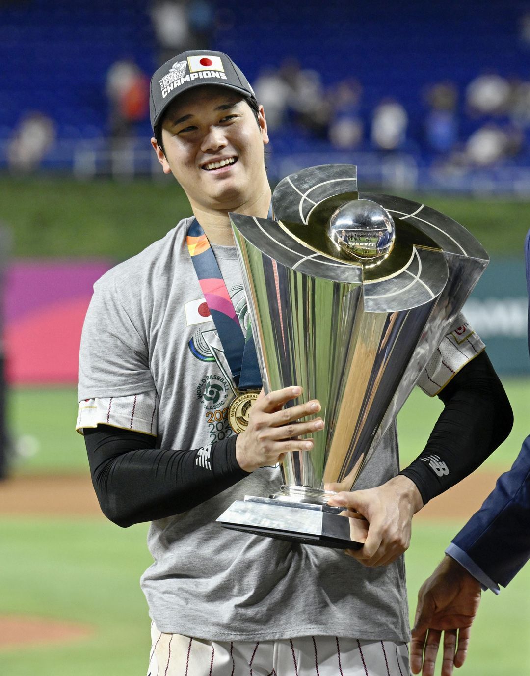 WBCの優勝トロフィーを手にする大谷＝2023年3月22日（日本時間）、米マイアミ