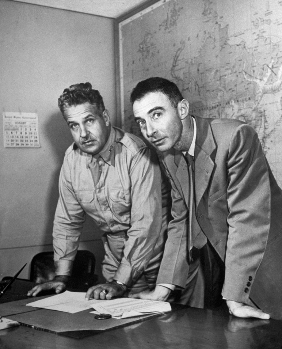 グローブス少将（左）とオッペンハイマー博士、1942年