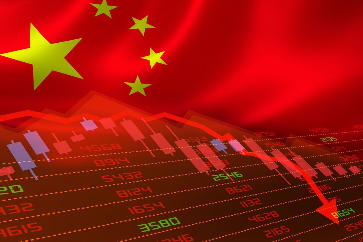 株式市場で株価チャートを下げ、赤いマイナスの領域に入った中国の景気低迷のイメージ