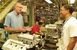 トヨタの米ケンタッキー州工場。ラインで働く労働者と気さくに話すコンビス社長（2001年当時）。