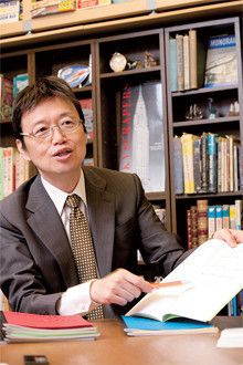 作家・大阪芸術大学客員教授 <strong>岡田斗司夫</strong>●1958年、大阪府生まれ。自ら実践したダイエットがテーマの『いつまでもデブと思うなよ』がベストセラーに。『レコーディング・ダイエット決定版手帳』を2010年1月に発売。