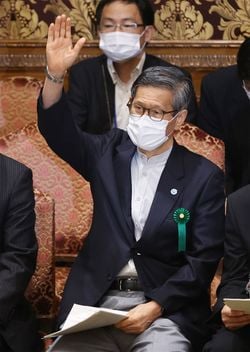 挙手する尾身会長