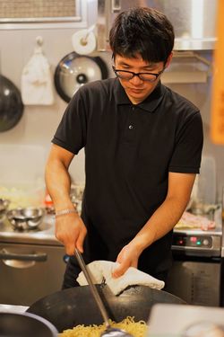 焼きそばを作る黒田康介さん