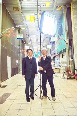 鳥取大学医学部附属病院の原田省病院長(左)吉本興業会長の大﨑洋氏(右)