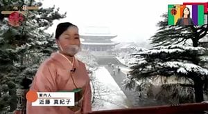 増上寺の三解脱門の2階より、吹雪の境内を俯瞰する
