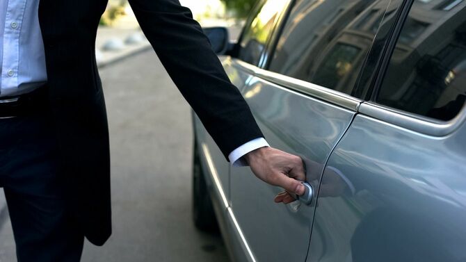 車のドアを開くドライバー