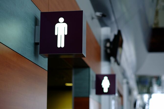 男性と女性のトイレへの入り口。空港にサインインします。