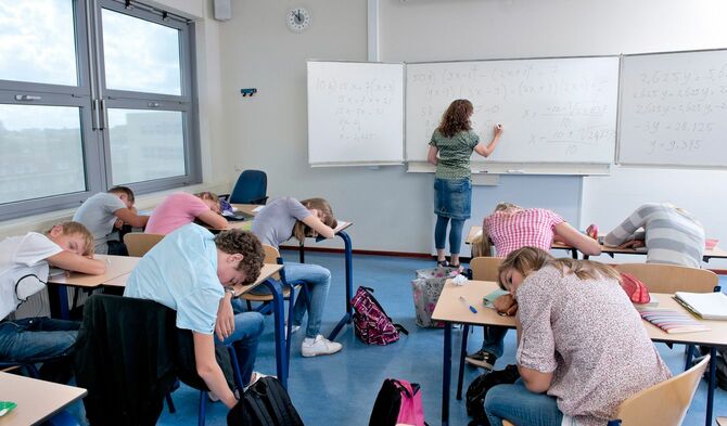授業で全員寝ている教室