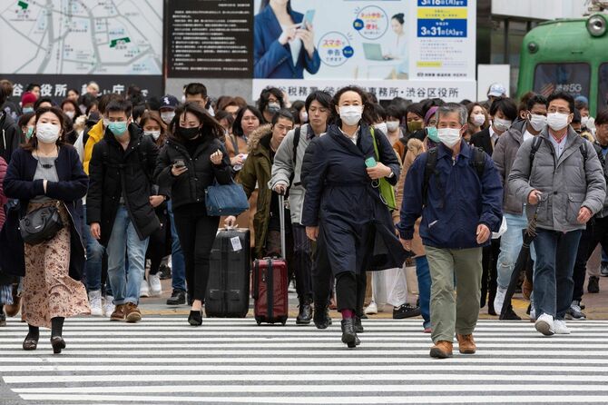 2020年2月22日、渋谷スクランブル交差点でマスクをして歩く人々