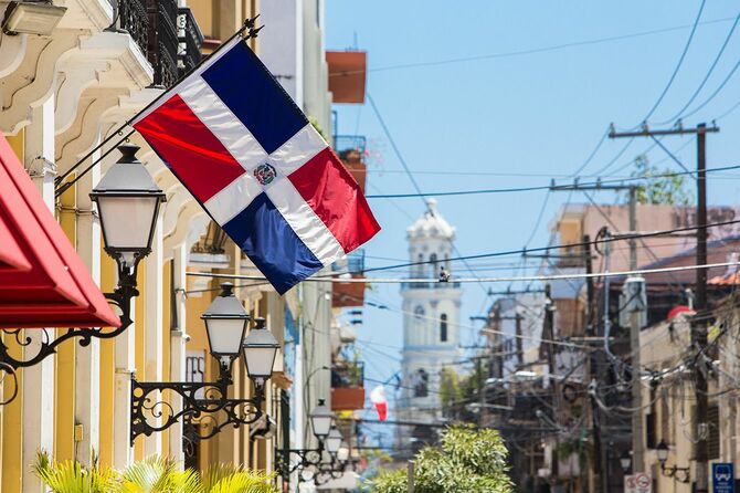 植民地地帯の建物の壁にドミニカ共和国の旗