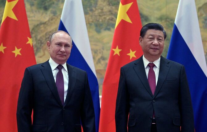 2022年2月4日、北京で会談に臨むロシアのプーチン大統領（左）と中国の習近平国家主席（中国・北京）