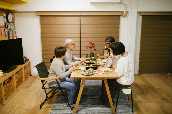 元日に夕食を食べる3世代家族