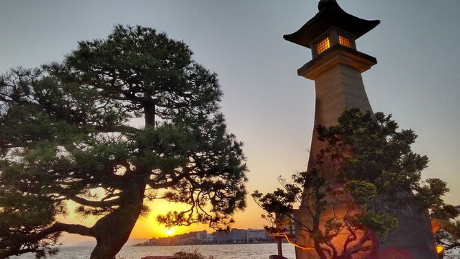 島根県の宍道湖に沈む夕日