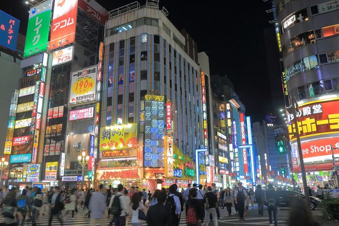 東京新宿の夜の街並み