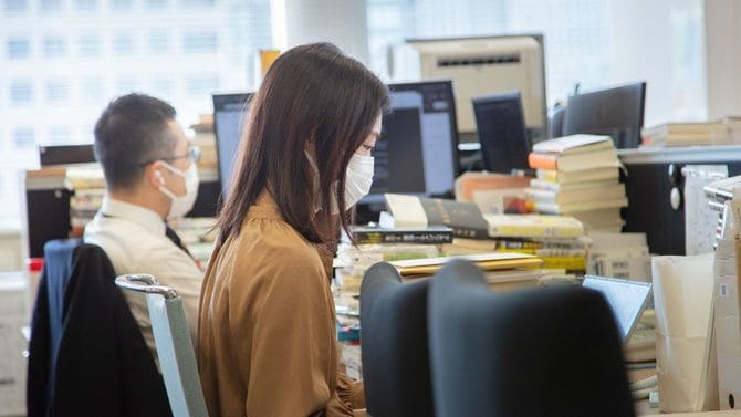 編集長の横に座る横田良子副編集長