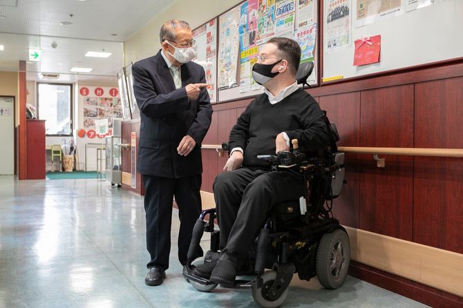 カナダ出身の職員グリズデイル・バリージョシュアさんと。職員が一生懸命働いている姿を見る時がうれしいという